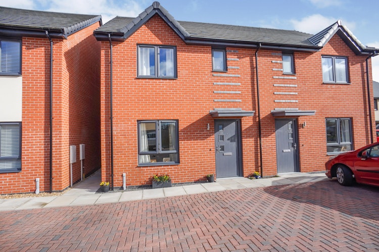 3 bedroom semi-detached house
