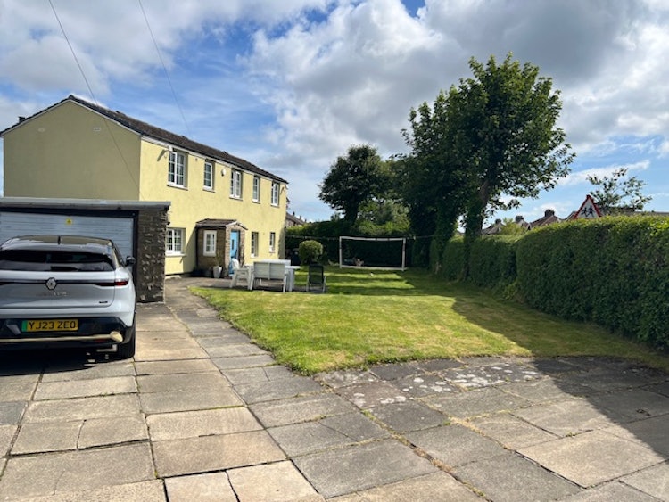 6 bedroom detached house