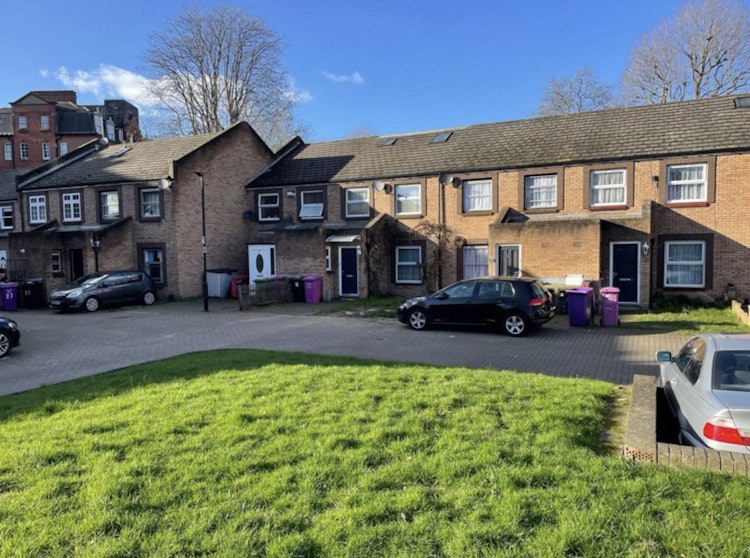 5 bedroom terraced house