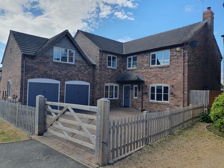 5 bedroom detached house