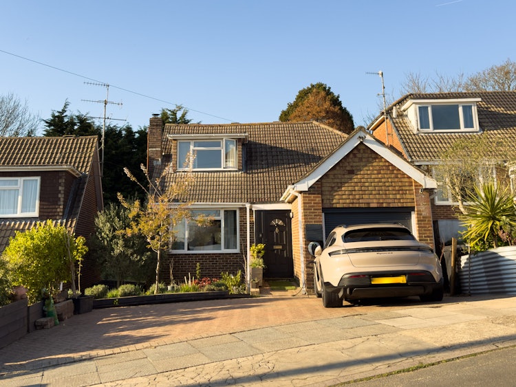 5 bedroom detached house
