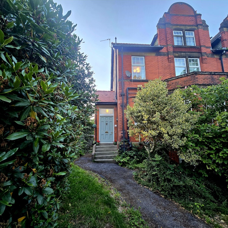 5 bedroom semi-detached house