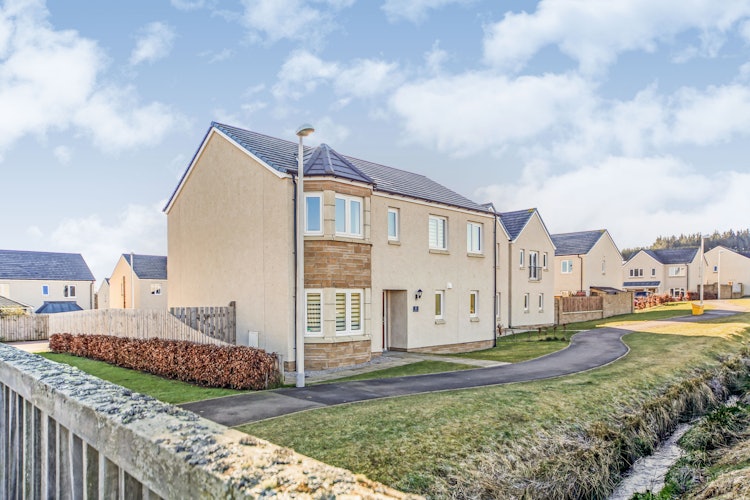 5 bedroom detached house