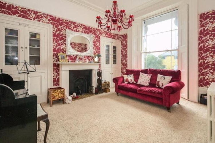 5 bedroom detached house