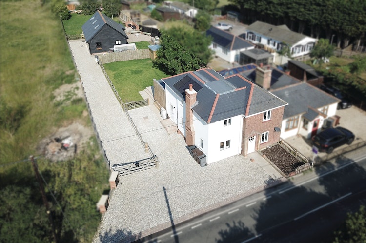 6 bedroom detached house