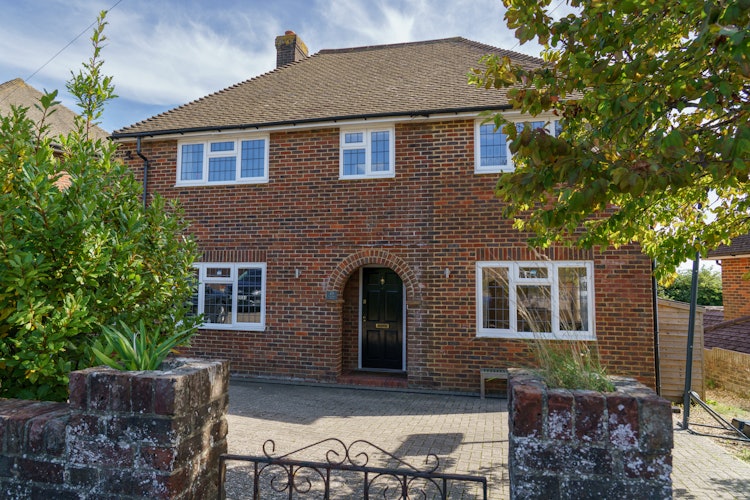 5 bedroom detached house