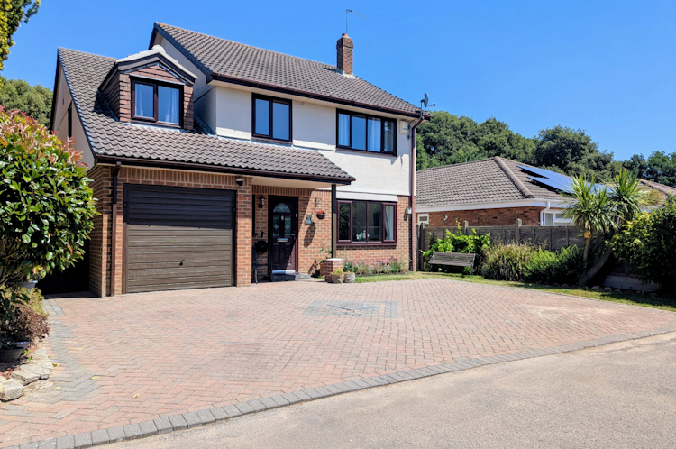 5 bedroom detached house