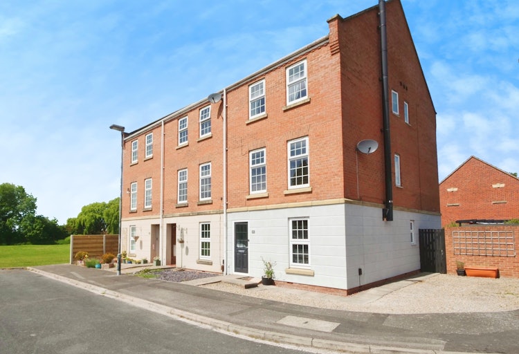 4 bedroom end of terrace house