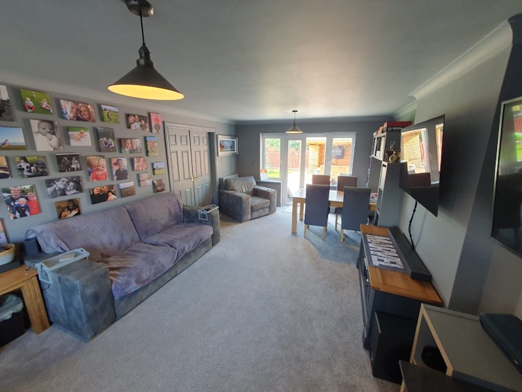 5 bedroom detached house