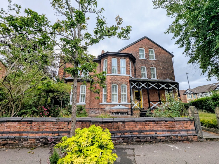 6 bedroom semi-detached house