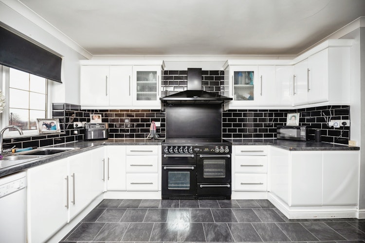 4 bedroom detached house