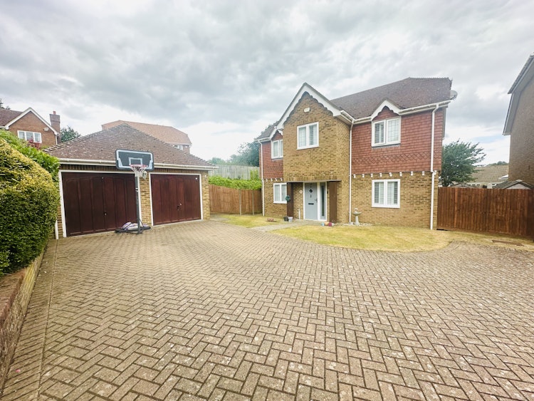 5 bedroom detached house