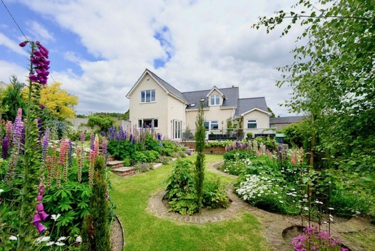 4 bedroom detached house
