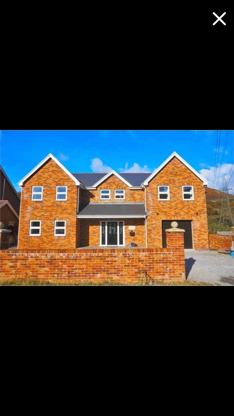 5 bedroom detached house