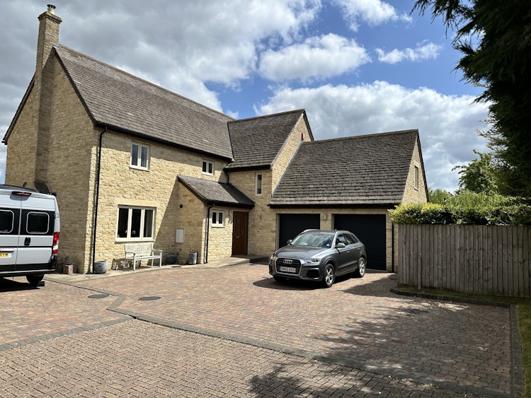 5 bedroom detached house
