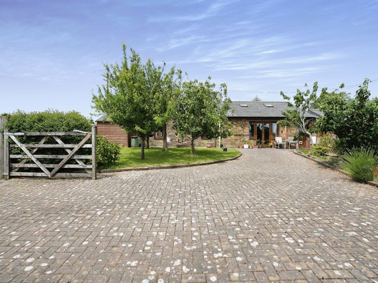 3 bedroom detached house
