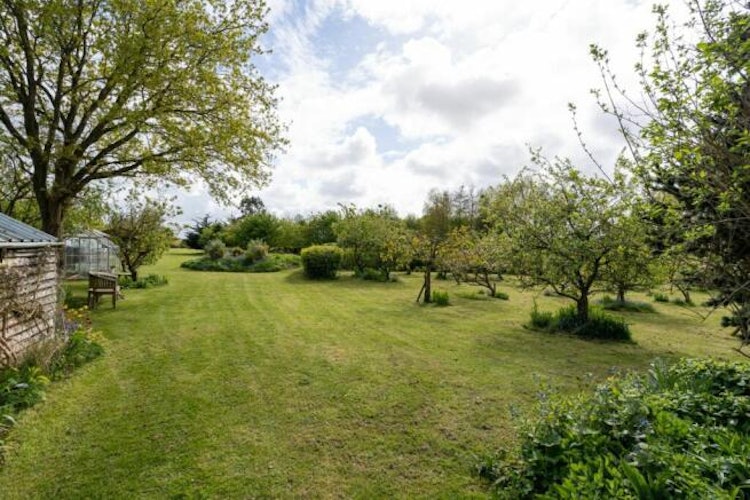 5 bedroom detached house