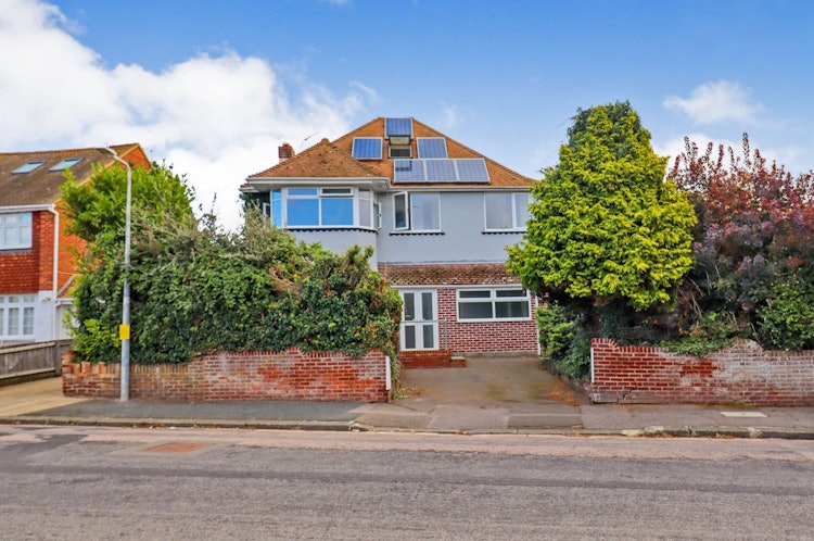 6 bedroom detached house