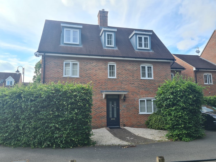 5 bedroom detached house