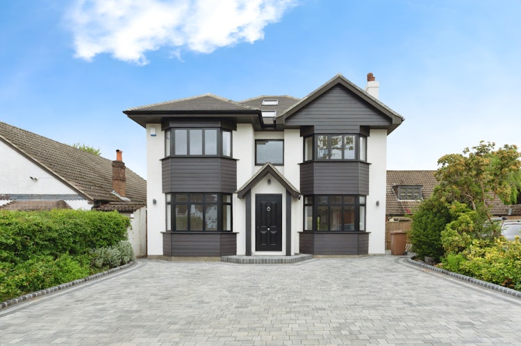 5 bedroom detached house