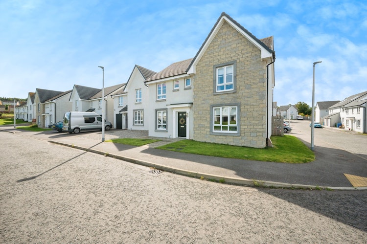 4 bedroom detached house