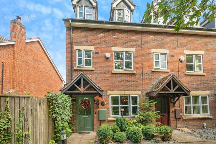 4 bedroom end of terrace house