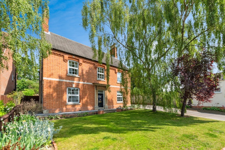 8 bedroom detached house
