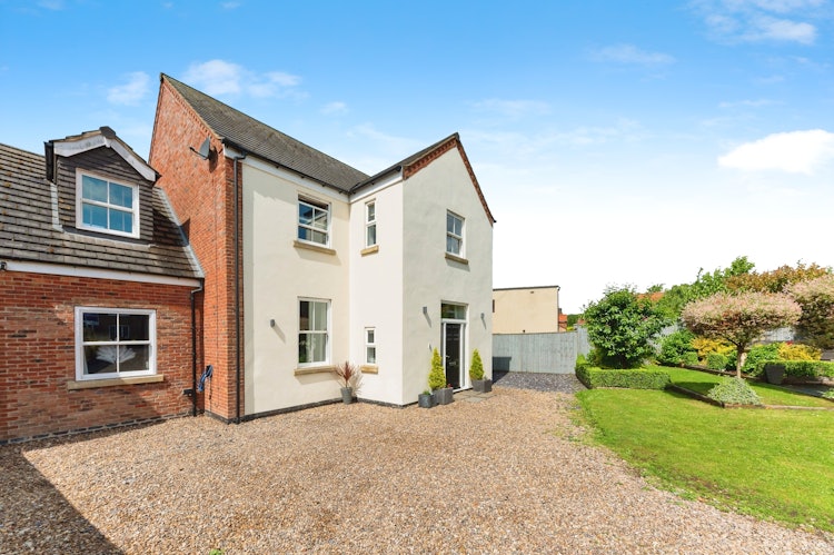 4 bedroom detached house