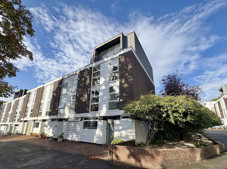 5 bedroom terraced house