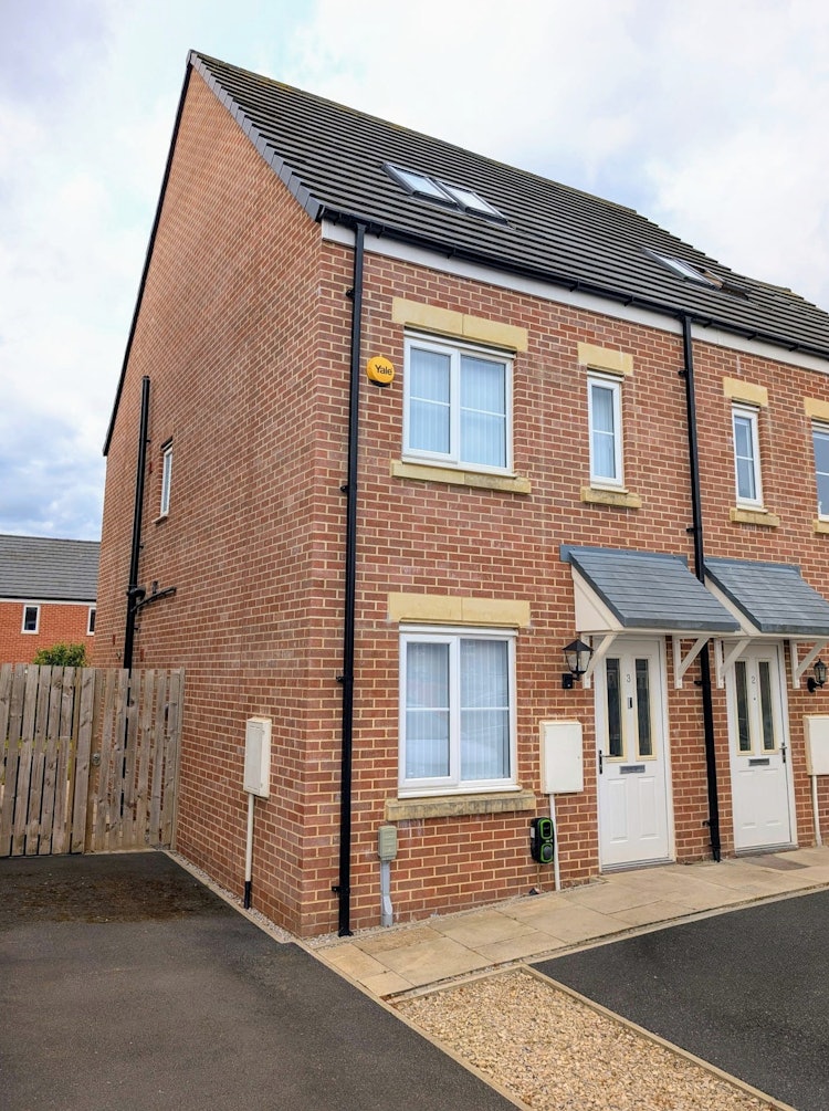 3 bedroom end of terrace house