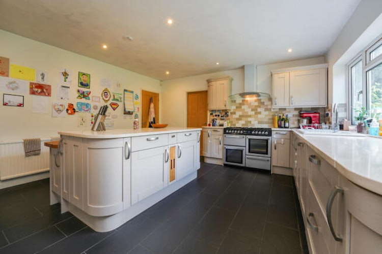 5 bedroom detached house