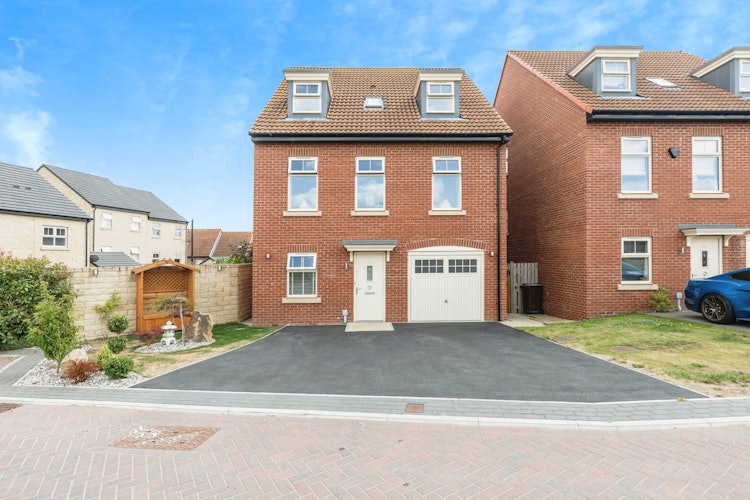 5 bedroom detached house