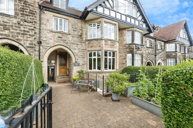 6 bedroom semi-detached house