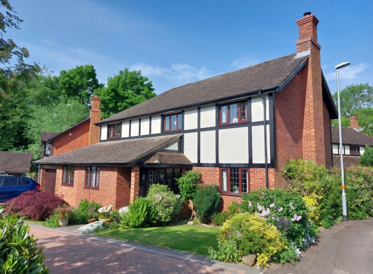 5 bedroom detached house
