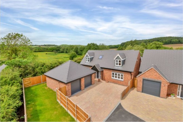 5 bedroom detached house