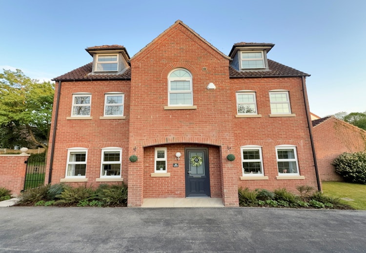 6 bedroom detached house
