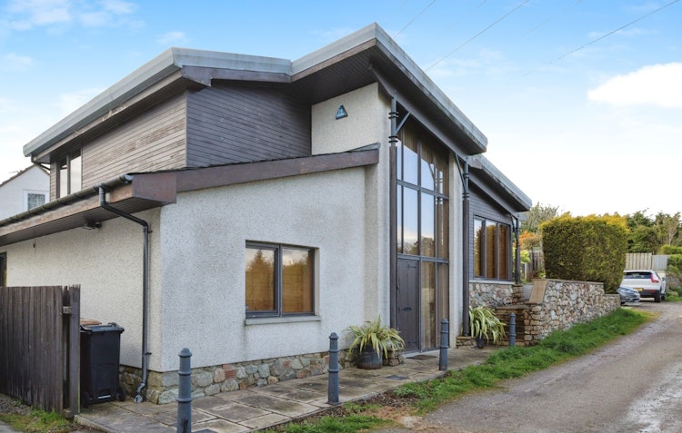2 bedroom detached house