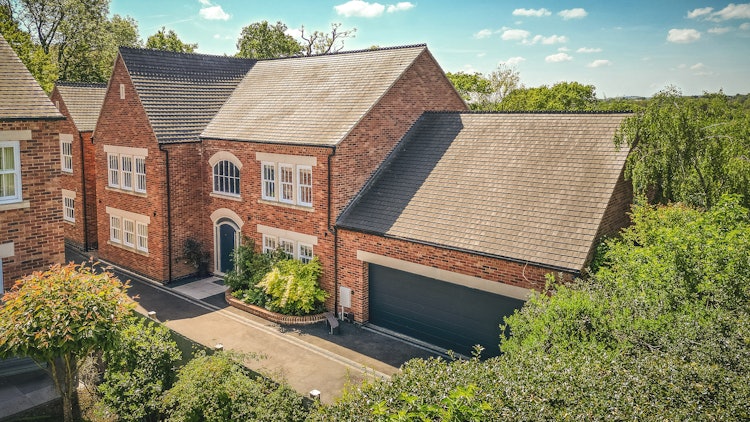 5 bedroom detached house