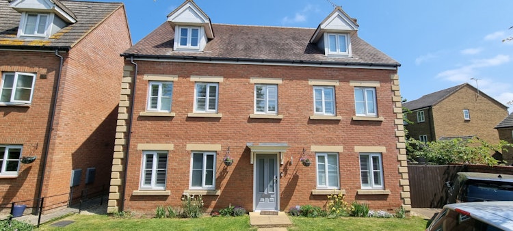 5 bedroom detached house