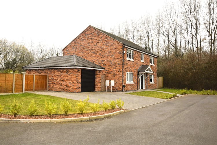 5 bedroom detached house