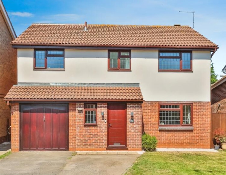 5 bedroom detached house