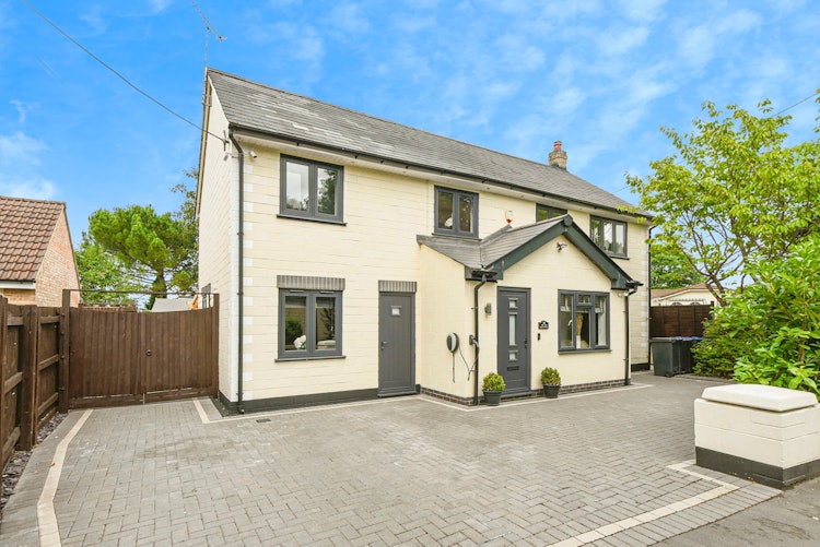 5 bedroom detached house