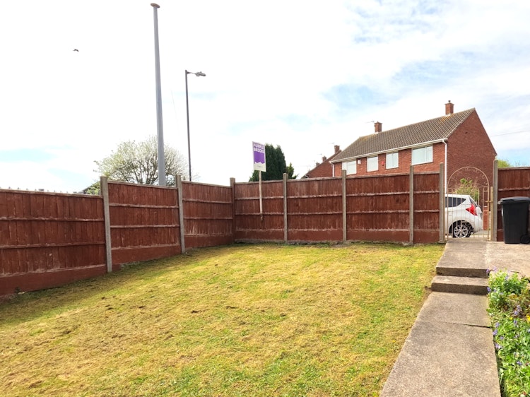 4 bedroom end of terrace house