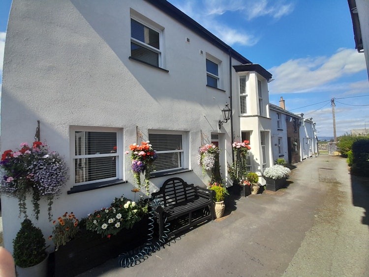 5 bedroom end of terrace house