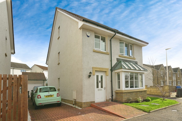5 bedroom detached house