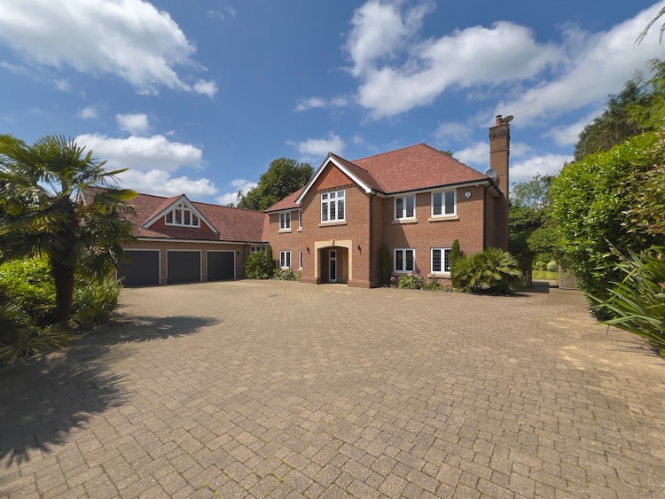 5 bedroom detached house