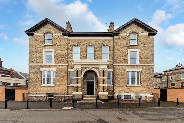 2 bedroom ground floor flat