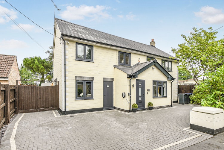 5 bedroom detached house