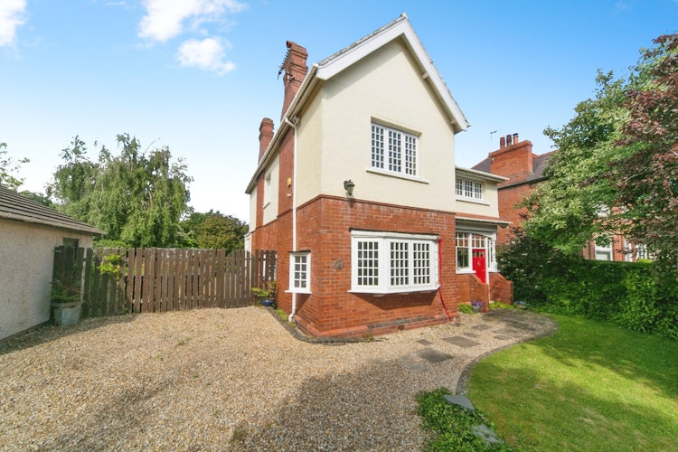 5 bedroom detached house