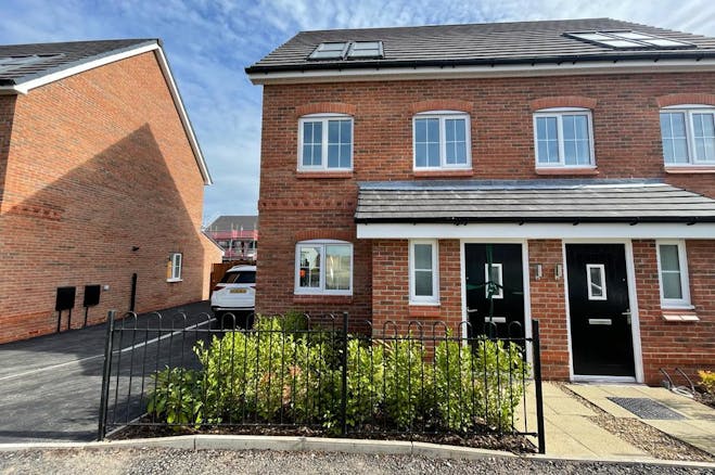 3 bedroom semi-detached house to rent in Scenic Street, Manchester, M18 7AA
